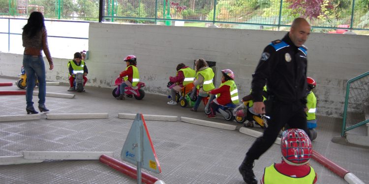 A Policía de Mos felicita os cumples dos máis pequenos a domicilio
