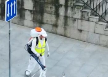 Vigo aplica desinfectante en calles