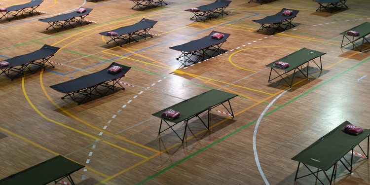 Así se converte un pavillón de deportes de Vigo nun centro de acollida