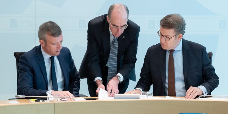 Galicia suspende clases, pecha centros de día e limita espazos públicos tras chegar a 64 positivos