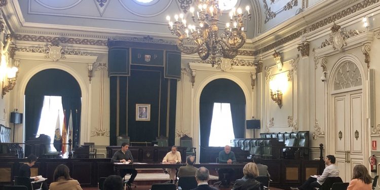 A Deputación suspende a presenza laboral excepto persoal crítico