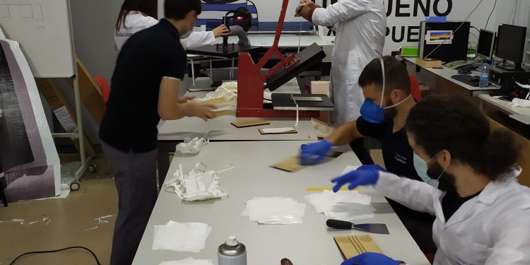 El colegio Hogar entrega a la Xunta de Galicia más de 14.000 mascarillas sanitarias