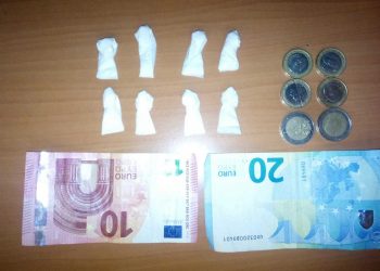 La Policía traslada a un joven localizado con cocaína en un local del centro de Vigo