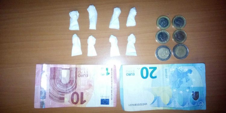 La Policía traslada a un joven localizado con cocaína en un local del centro de Vigo