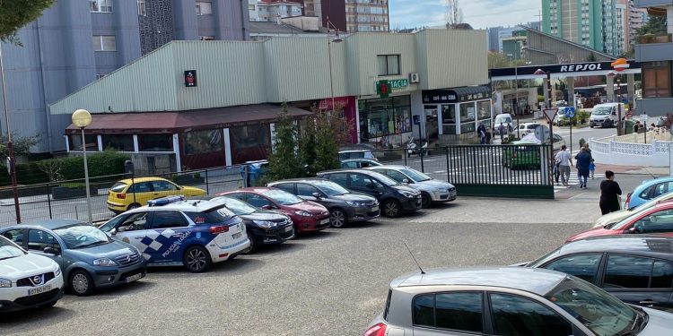 Critican que la Policía Local tenga que abrir y cerrar escuelas en Vigo ante la falta de porteros