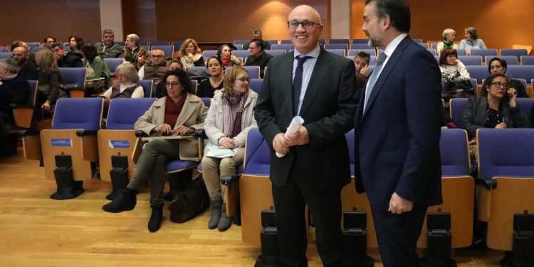 El Colegio de Médicos tilda de “improcedente” el relevo de la jefa de Cirugía Plástica por sus críticas