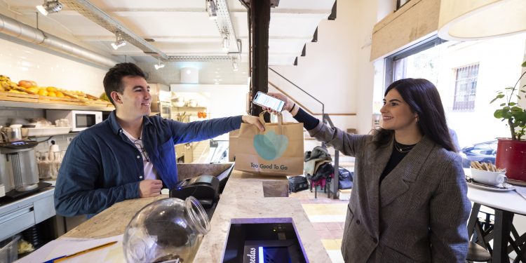 Llega a Vigo la aplicación que vende los excedentes de comida a un precio reducido