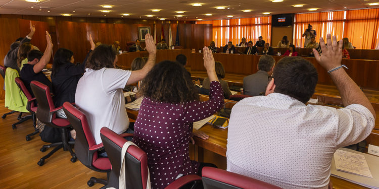 La oposición pide a Caballero no caer “en el mismo error” convirtiendo la aprobación del PXOM en “un paseo militar”