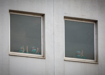 Aplauso sanitario en el Meixoeiro y caravana de agradecimiento por las calles de Vigo