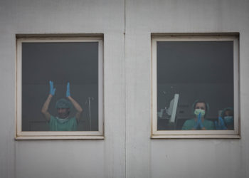 Aplauso sanitario en el Meixoeiro y caravana de agradecimiento por las calles de Vigo