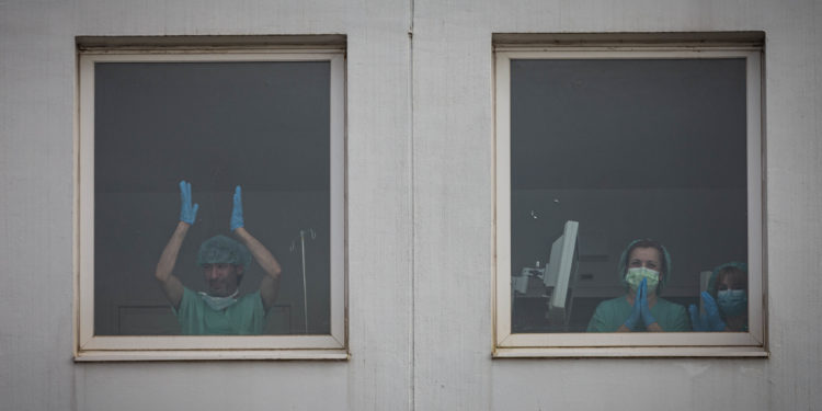 Aplauso sanitario en el Meixoeiro y caravana de agradecimiento por las calles de Vigo