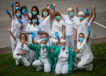 Aplauso sanitario en el Meixoeiro y caravana de agradecimiento por las calles de Vigo