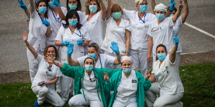 Aplauso sanitario en el Meixoeiro y caravana de agradecimiento por las calles de Vigo