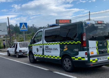 Interceptan a dos conductores multirreincidentes, uno de ellos con droga y acompañantes en el coche