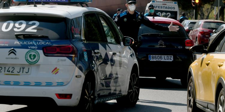 A Policía Local de Vigo intervén nun bar aberto en Alcabre e nunha xuntanza de mozos nun portal