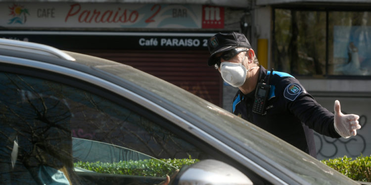Un vigués pide someterse a la prueba del Covid-19 tras ser visto por la policía a 4 kilómetros de su casa