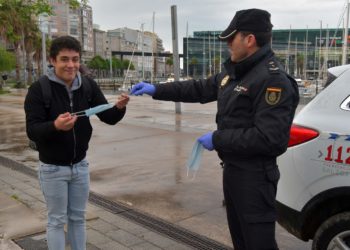 Vigo prepara una compra de 100.000 mascarillas para repartir gratis entre los ciudadanos