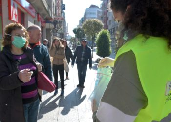 El Concello de Vigo reparte sus 7.500 primeras mascarillas gratuitas por la ciudad