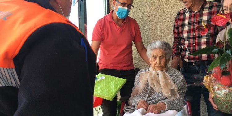 Cinco cumples, de 2 a 99 anos, nos balcóns de Nigrán