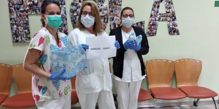Gadis dona 300.000 botellas de agua a profesionales de 397 residencias de mayores