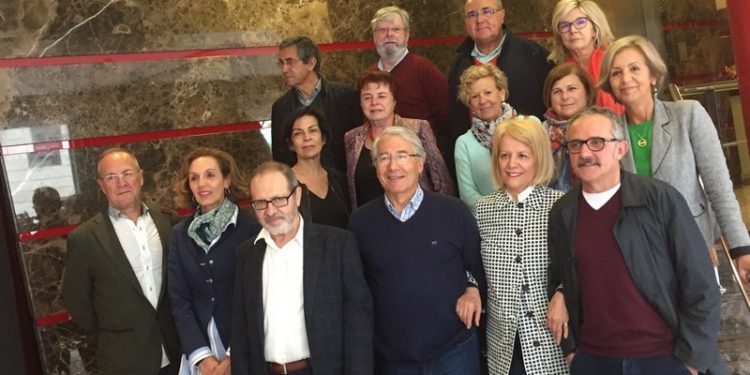 Una ONG reúne a 50 profesores para dar clases a niños de Vigo sin recursos