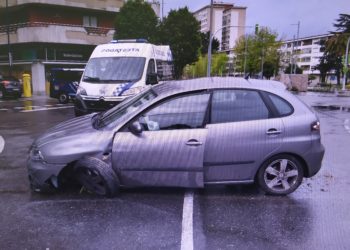 Un conductor drogado se estrella contra la Praza de América