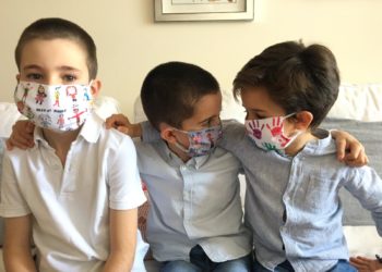 Los niños de Vigo combaten el coronavirus con mascarillas solidarias