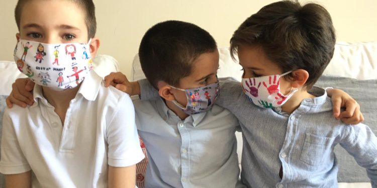 Los niños de Vigo combaten el coronavirus con mascarillas solidarias