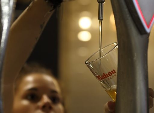 Mahou servirá cerveza y agua gratis a sus clientes hosteleros para reactivar el sector