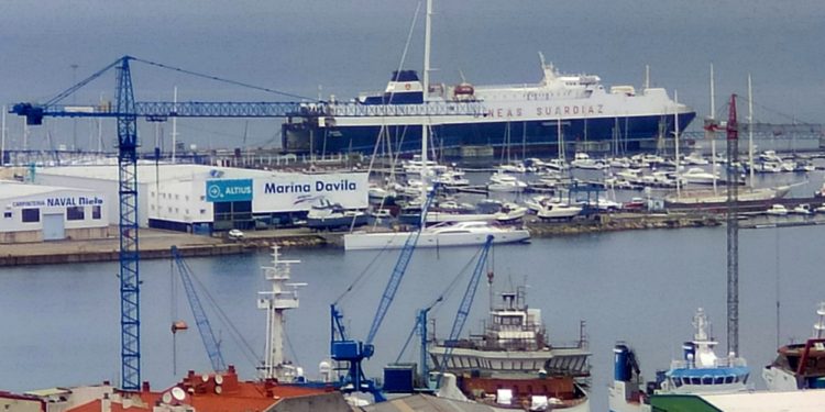 Recala en Vigo el descomunal crucero maxi del mayor promotor inmobiliario de Nueva York