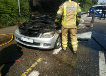 Arden dos vehículos en marcha en las calles de Vigo