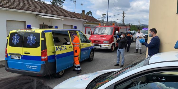 Aplausos para recibir a un veciño de Mos de 89 anos recuperado do Covid-19 tras dúas semanas na UCI