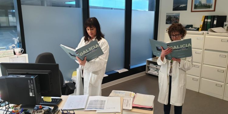 Exemplares para pacientes, acompañantes e persoal do Cunqueiro co gallo do Día do Libro