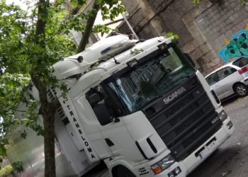 Un camión, atrapado por un árbol en Vigo