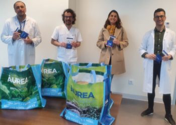 Una operadora gallega dona fundas aislantes para móviles a sanitarios de Vigo, Cangas y Moaña