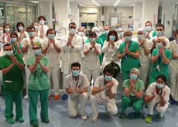 El sentido aplauso de la UCI del Álvaro Cunqueiro al resto de compañeros de hospital
