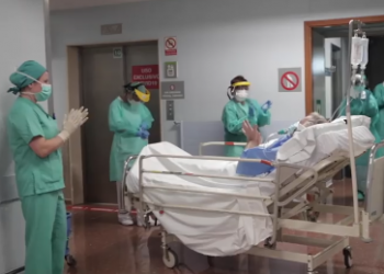 Aplausos en Povisa para los dos primeros pacientes de UCI con Covid-19, que pasan a planta