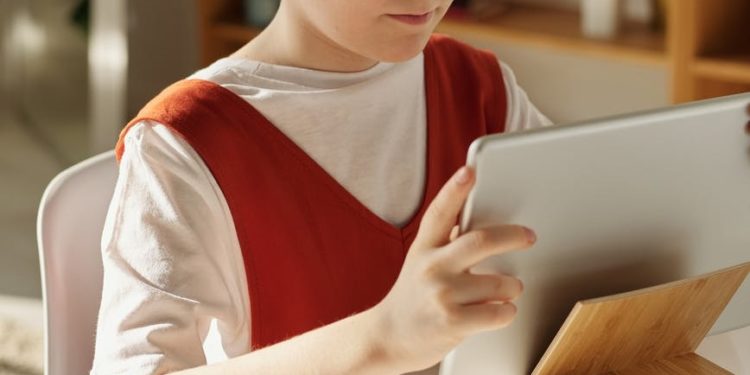 A Xunta reparte 1.790 equipos para que o alumnado da área de Vigo acceda á docencia virtual