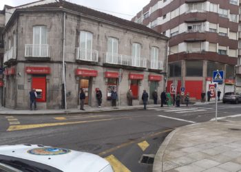 A Policía Local de Tui denuncia a unha entidade bancaria polas colas que se forman no exterior
