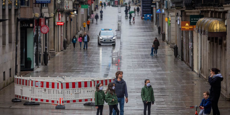 El Primero de Mayo más vacío de Vigo espera ya a la apertura y al sol