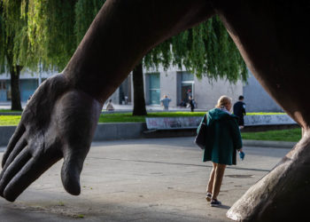 Vigo sale de casa en estampida y abarrota calles, parques y paseos