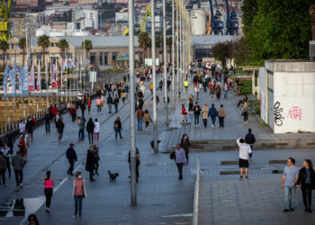 Vigo sale de casa en estampida y abarrota calles, parques y paseos