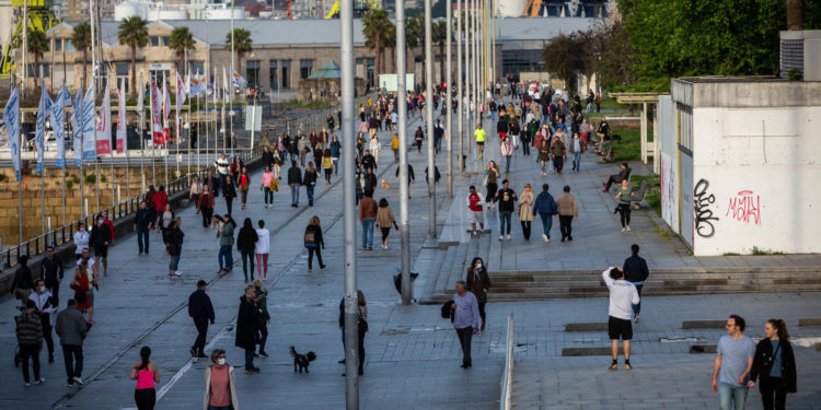 Vigo sale de casa en estampida y abarrota calles, parques y paseos