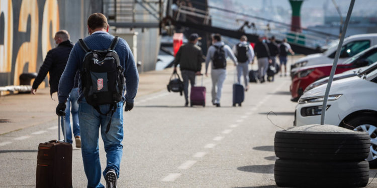 Zarpan hacia Israel los 200 operarios gallegos que estaban en cuarentena en Vigo