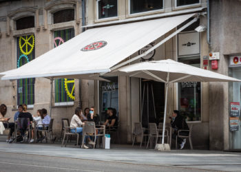 Los vigueses acuden a las terrazas y los comercios en el primer día en la Fase 1