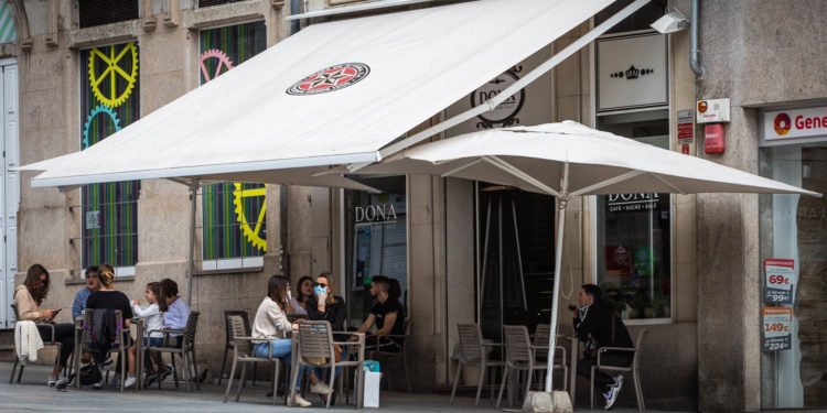 Los vigueses acuden a las terrazas y los comercios en el primer día en la Fase 1