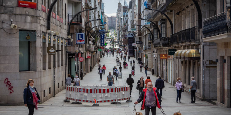 Los vigueses acuden a las terrazas y los comercios en el primer día en la Fase 1