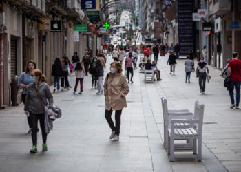 Los vigueses acuden a las terrazas y los comercios en el primer día en la Fase 1