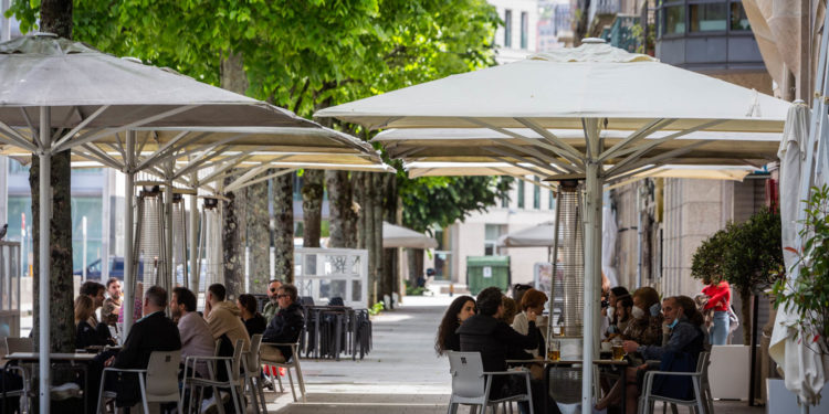 Los vigueses acuden a las terrazas y los comercios en el primer día en la Fase 1