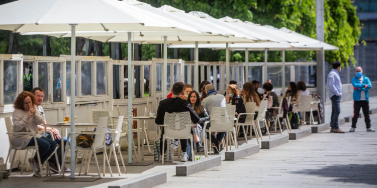Los vigueses acuden a las terrazas y los comercios en el primer día en la Fase 1